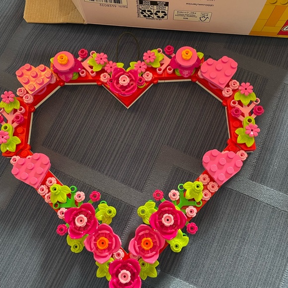 LEGO Floral Heart Wreath with Pink and Green Accents - Picture 2 of 4